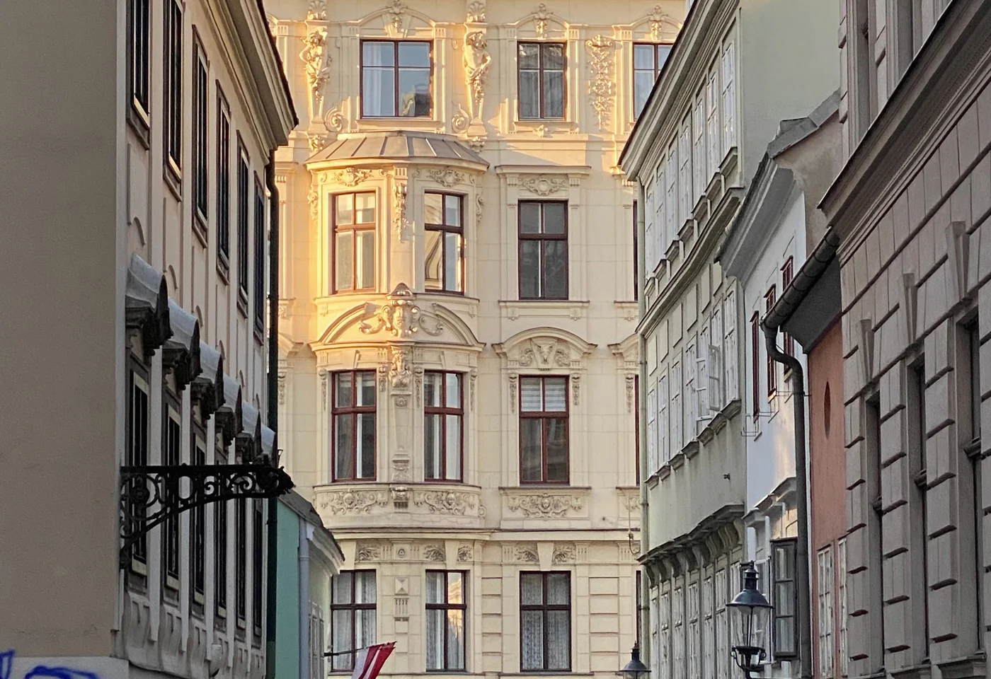 Helle historische Häuserzeile in einer Wiener Gasse