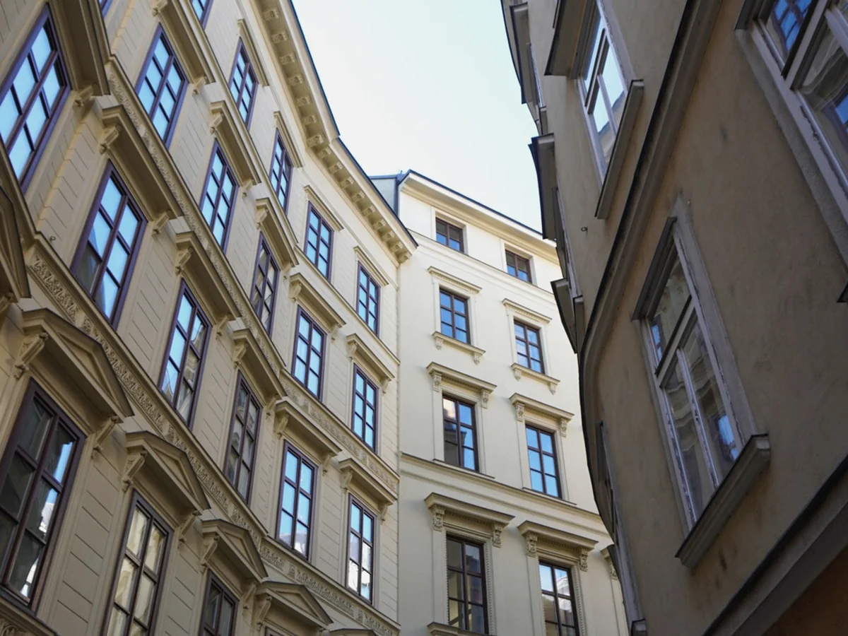 Historische Wiener Fassaden mit unterschiedlichen Erhaltungszuständen